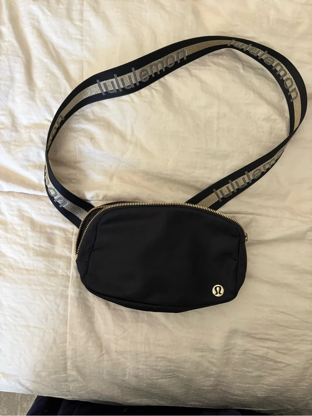LULULEMON beltbag waist bag fanny pack black gold details